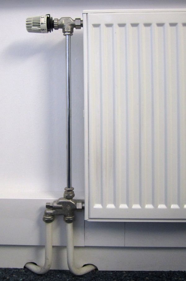 Panel radiator with a thermostatic valve